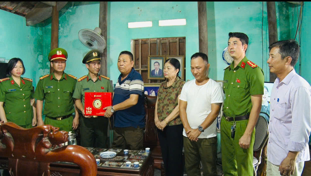 Công an phường Thủy Nguyên thăm hỏi, tặng quà 05 gia đình lực lượng An ninh cơ sở có hoàn cảnh khó khăn